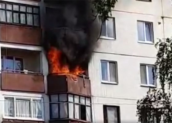 В Ужгороді гасять пожежу в квартирі на 5-му поверсі багатоповерхівки (ФОТО)