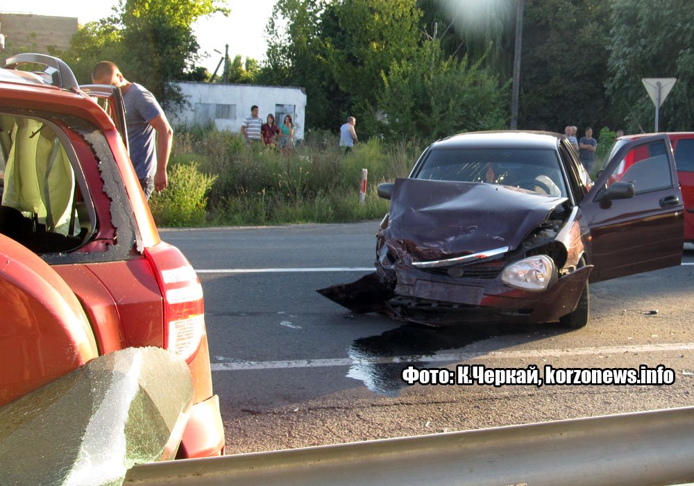 На об'їзній в Ужгороді "серйозно" зіткнулися ВАЗ 2170 і Toyota RAV4 (ФОТО)