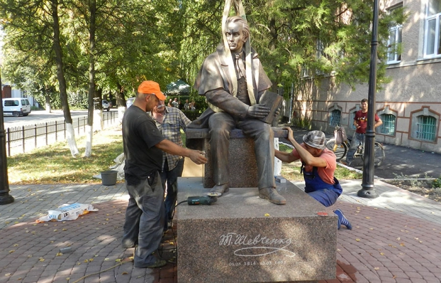 У Берегові встановлюють пам’ятник Тарасові Шевченку (ФОТО)