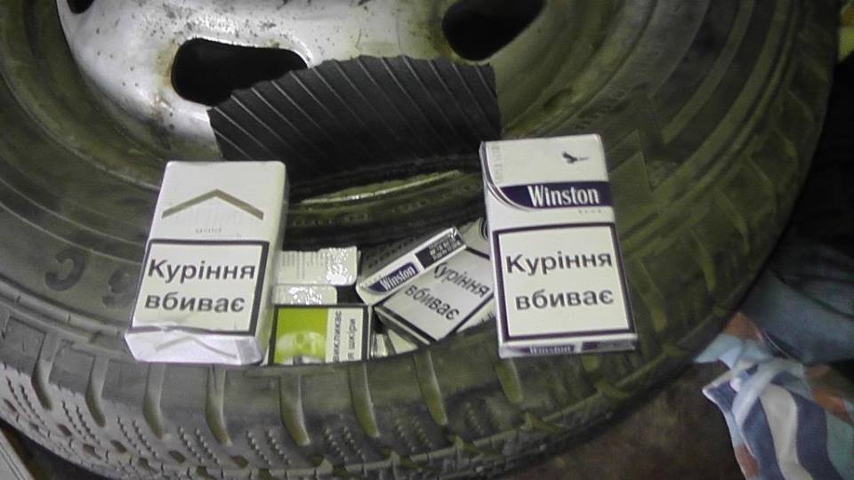 На Закарпатті за 10 метрів від кордону затримали мешканця Чопа із трьома пакунками сигарет 