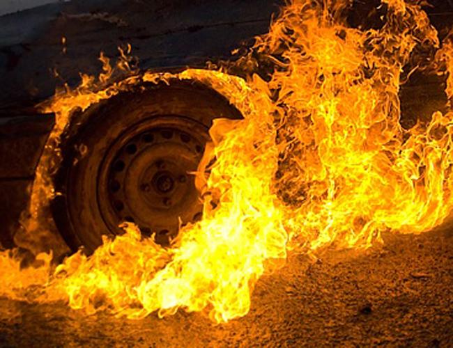 Вночі у Мукачеві пожежа понищила "Мерседес"