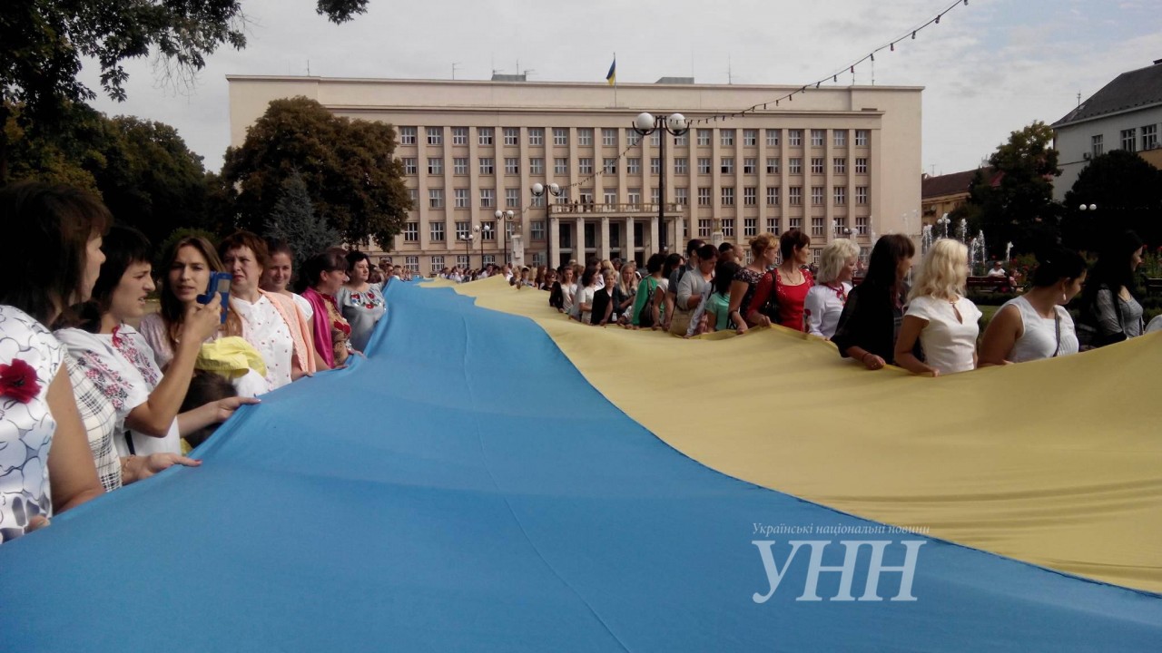В Ужгороді до Дня прапора розгорнули рекордний 100-метровий жовто-блакитний стяг (ФОТО, ВІДЕО)