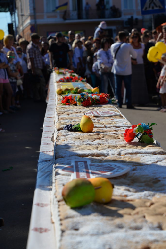 У Коломиї 200-кілограмовим яблучним пирогом "побили" закарпатський "пироговий" рекорд України
