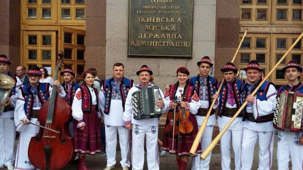 "Тячівські музики" на головній площі столиці вітали киян та Україну з річницею Незалежності (ФОТО)