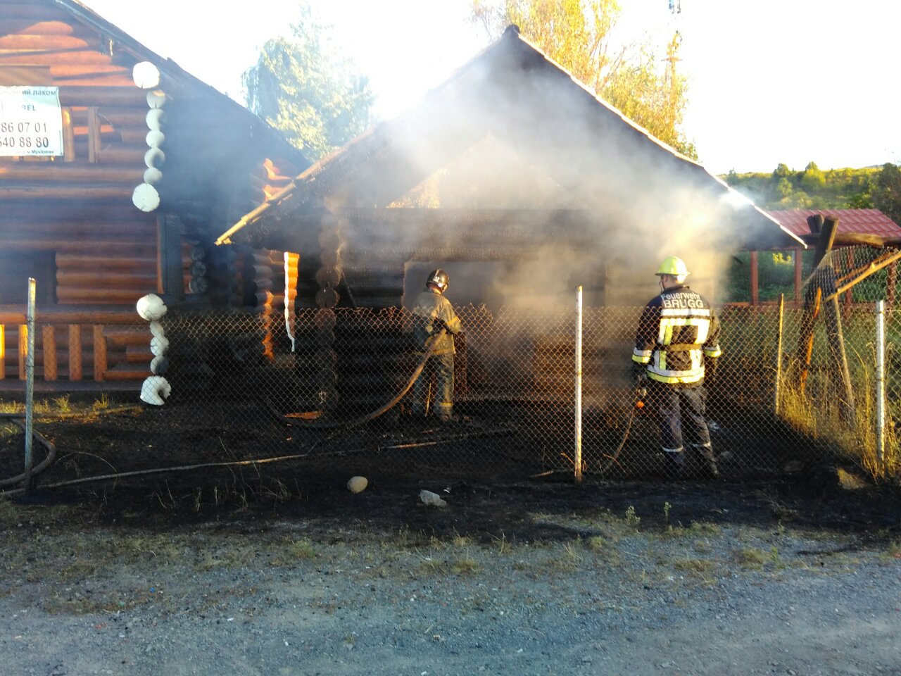 У Мукачеві долали пожежу в "рекламному" дерев'яному будиночку (ФОТО) 