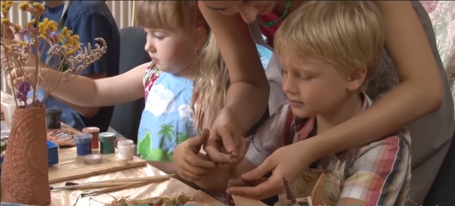 В Ужгороді діток розважать і гармонізують уроками "керамічної" арт-терапії (ВІДЕО)