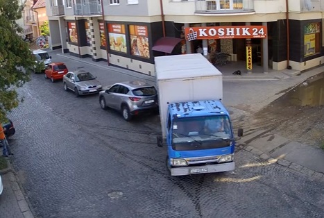 У Мукачеві вантажівка, здаючи задом до магазину, протаранила кросовер (ВІДЕО)
