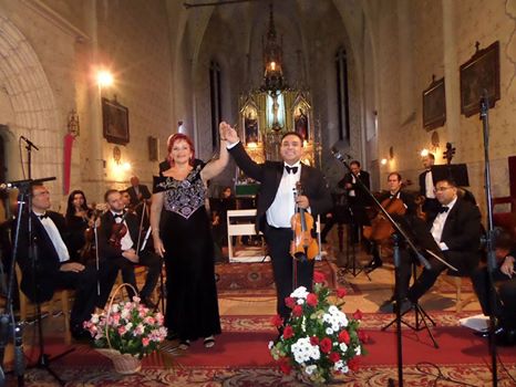 У старовинному костелі в Берегові благочинно виступили угорський скрипаль-віртуоз та оперна діва (ФОТО)