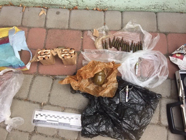 У Мукачеві затримали торговців зброєю, а в орендованій квартирі в Ужгороді виявили боєприпаси та військове спорядження (ФОТО)