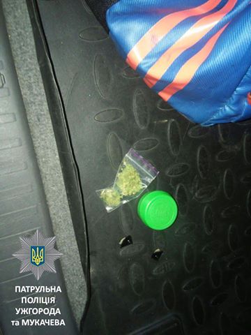 У знервованого водія "Тойоти" знайшли пакетик з "невідомою речовиною зеленого кольору" (ФОТО)