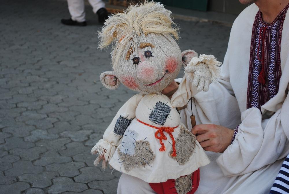 У центрі Ужгорода гуляли ляльки і продають "доброчинні" книжки та тістечка (ФОТО)