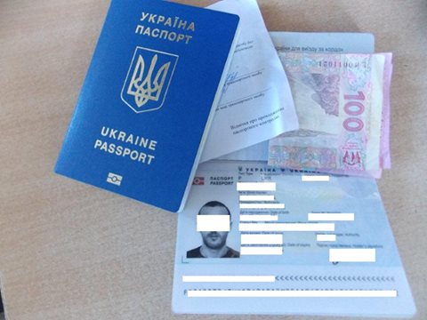 Українець спробував "вирішити питання" з оформленням авта на кордоні за 300 грн