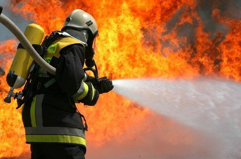 У Воловці горів житловий будинок, а на Хустщині пожежа знищила надвірну споруду