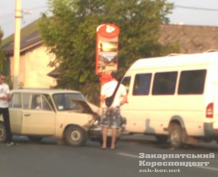 В Ужгороді через потрійну ДТП утворився чималий затор (ФОТО)
