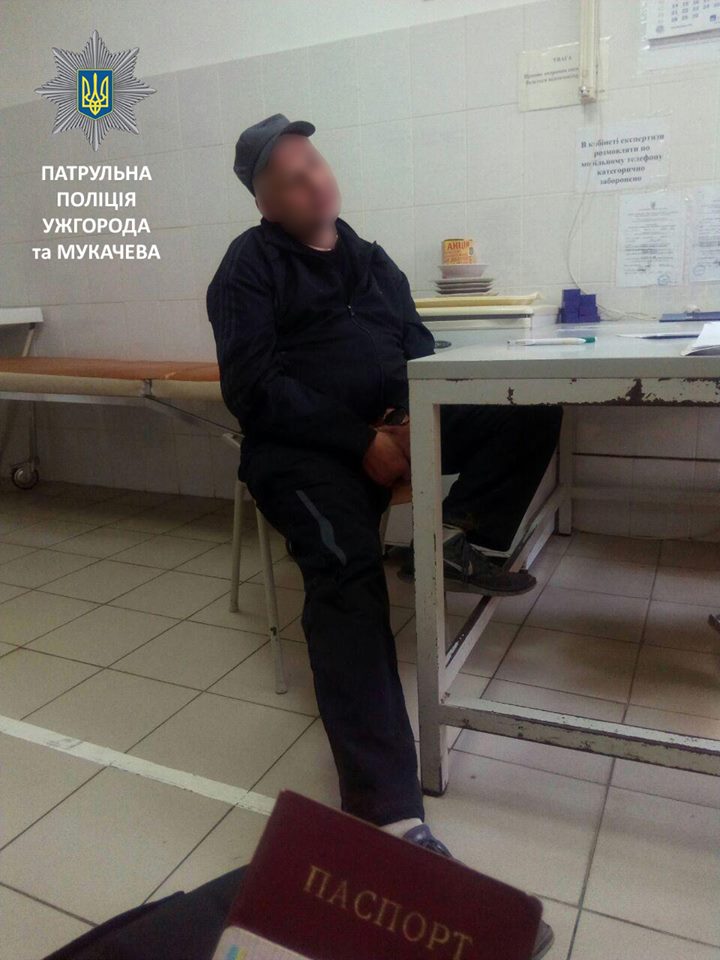 У припаркованій із порушенням в Ужгороді автівці виявили одурманеного наркотками водія (ФОТО)