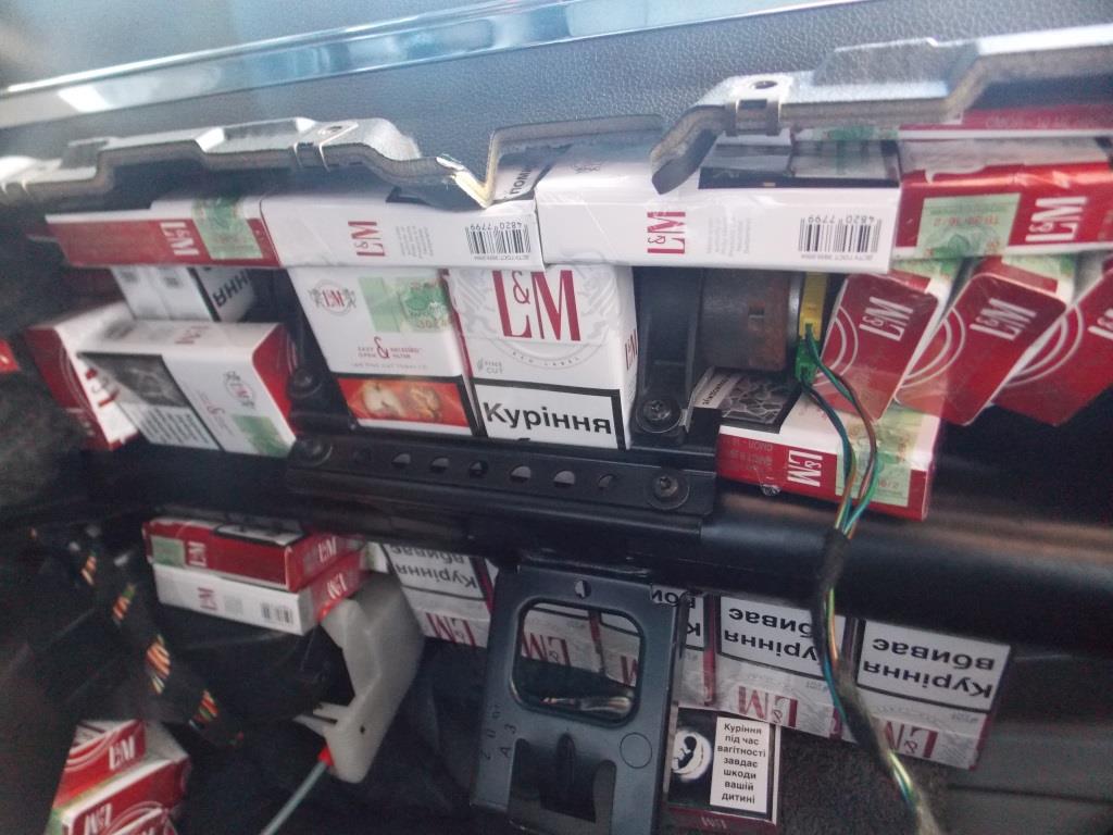 Через контрабандні сигарети в "Ужгороді" вилучили "Мерседес", а на "Тисі" - "Пежо" (ФОТО)