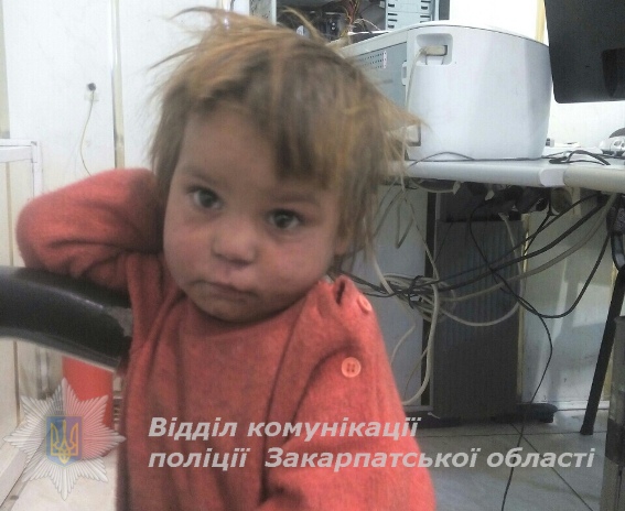 У Берегові на смітнику знайшли покинуту голодну маленьку циганську дівчинку (ФОТО)