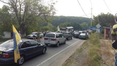 Блокування КПП "Ужгород" проводиться "зламаними" старими автівками (ВІДЕО)