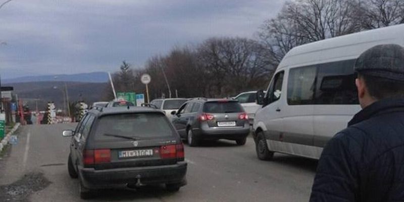 Станом на ранок вівторка КПП "Ужгород" залишається заблокованим, "Тиса" працює в штатному режимі