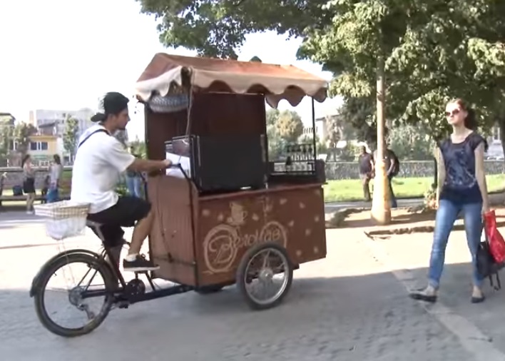 Однією з родзинок Ужгорода стала кава з велосипеда (ВІДЕО)