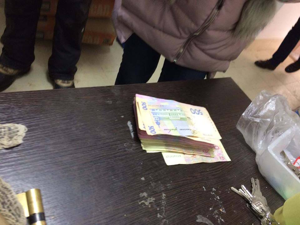 Грошові кошти за "земельні" хабарі виявлено щонайменше у двох працівників Ужгородської міськради – Манькут
