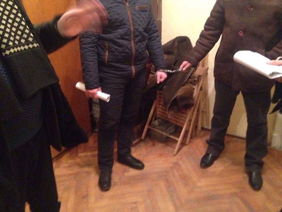 У Мукачеві поліцейських затримали за "кришування" наркопритулку (ФОТО)