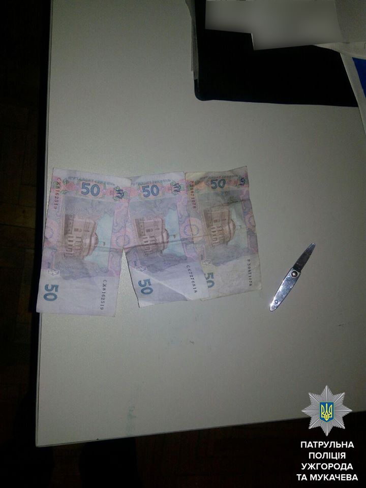 На пероні вокзалу в Мукачеві двоє нападників, приклавши до шиї чоловіка ніж, відібрали у нього документи та гроші (ФОТО)