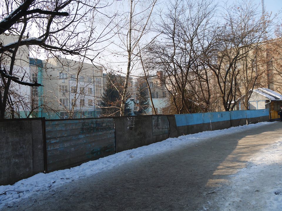 У центрі Ужгорода, навпроти Альпінарію, демонтували останню конструкцію для білбордів (ФОТО)