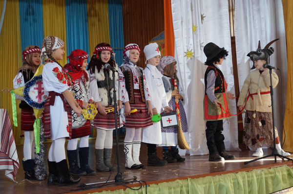 Діти з сіл Тереблянської долини колядували на "Різдвяній зіроньці" у Буштині (ФОТО, ВІДЕО)