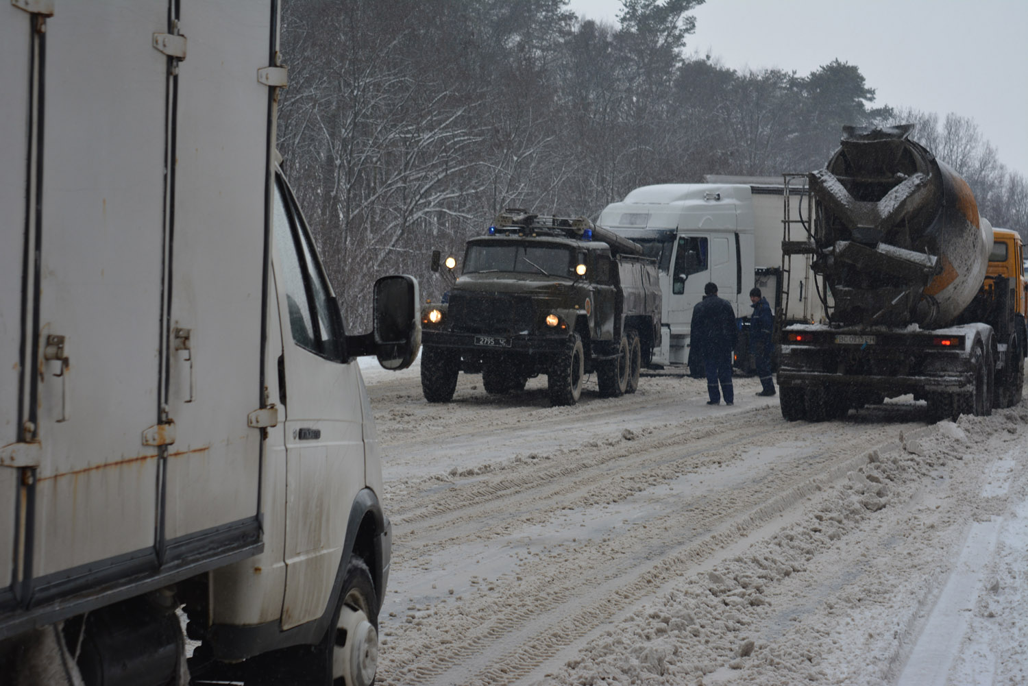 На Закарпатті відбуксировано та вивільнено зі снігових заметів 34 авта й евакуйовано 34 людини (ФОТО)