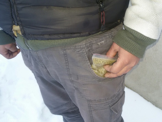 У Берегові у місцевого мешканця в кишенях знайшли близько 7 г марихуани та "бульбулятор" (ФОТО)