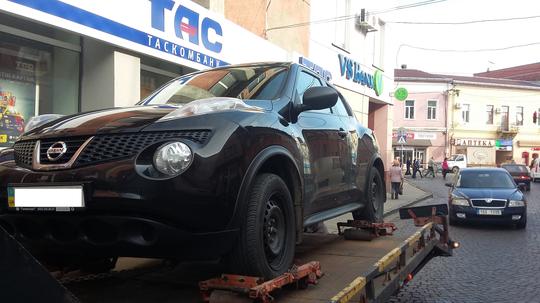 За паркування на тротуарах у Мукачеві евакуйовують автомобілі (ФОТО)