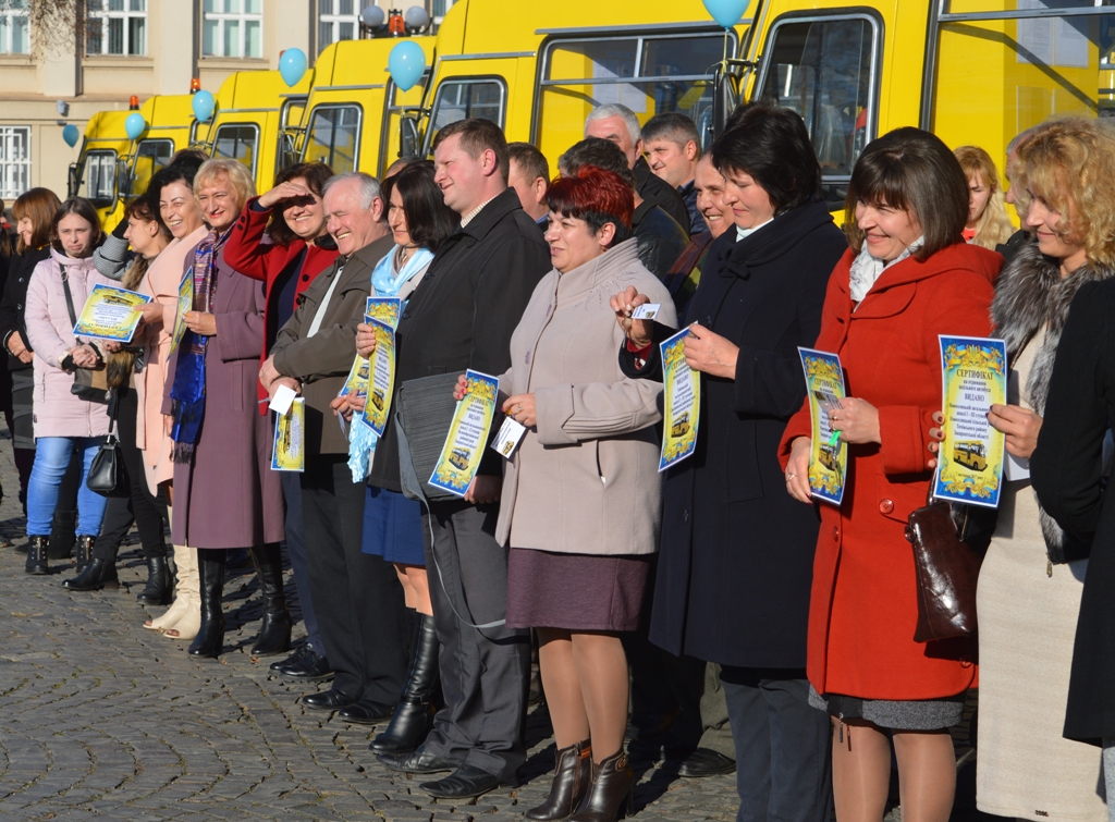 13 шкіл у різних районах Закарпаття отримали нові автобуси (ФОТО)