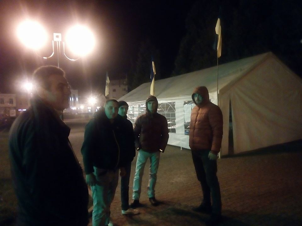 У Хусті для безстрокової акції протесту на площі перед РДА встановили намет (ФОТО)
