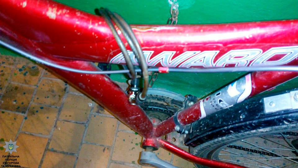 В Ужгороді патрульні затримали велозлодіїв-наркоманів, один з яких загубив на місці злочину куртку (ФОТО, ВІДЕО)