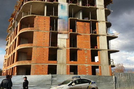 В Ужгороді в реанімації помер будівельник, що впав з 4-го поверху новобудови (ФОТО)