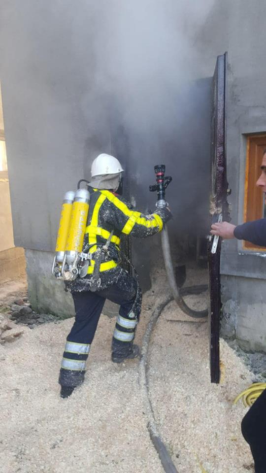 У Хусті гасили пожежу в підсобному приміщенні житлового будинку (ФОТО)