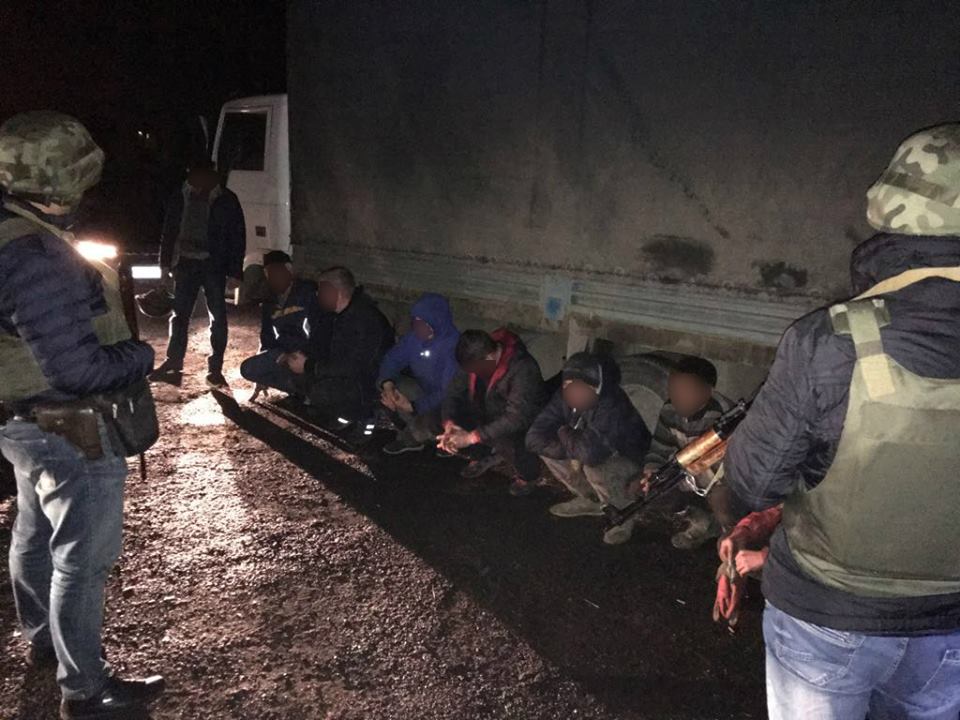 У Бобовищі затримали 12 осіб, які розпилювали на метал обладнання винзаводу (ФОТО)
