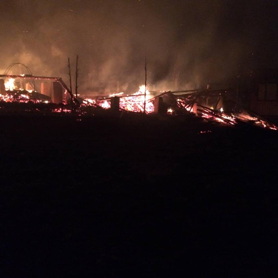 У Солотвині на Тячівщині згоріли 4 дерев'яні котеджі бази відпочинку "Буковина" (ФОТО)