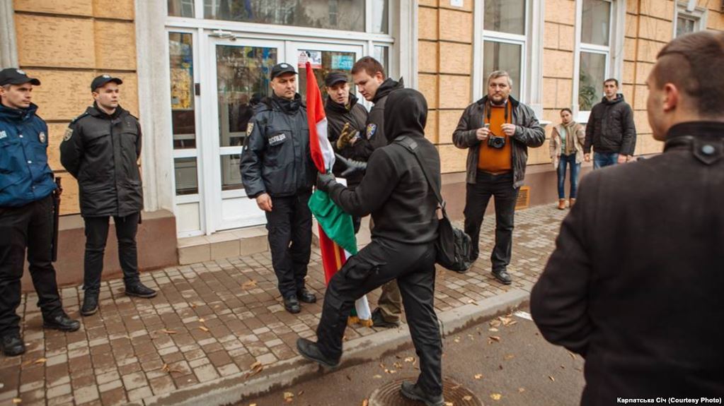 Прапори інших держав не повинні бути на держустановах України – активісти про інцидент у Берегові