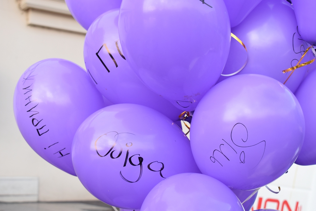 В Ужгороді на Театральній разом із повітряними кульками "відпускали" в небо "біди", "образи" й "неповагу" (ФОТО) 
