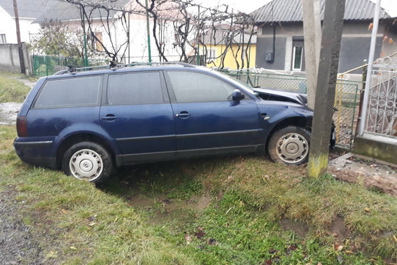У Підгорбі біля Ужгорода Volkswagen з п'яним водієм злетів у кювет і вдарився у стовп (ФОТО)