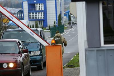 На українсько-словацькому кордоні на Закарпатті зупинили двох молдован з підробленими документами на іномарки