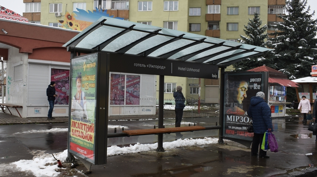 В Ужгороді завершують облаштування чотирьох “розумних” автобусних зупинок (ФОТО)