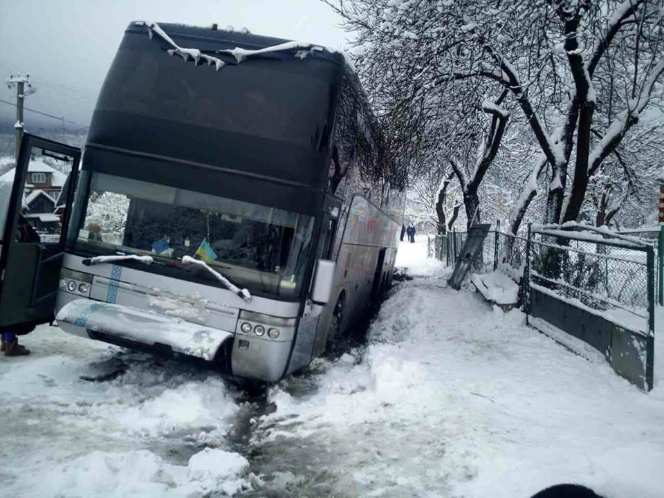 На Воловеччині автобус, що віз пасажирів із Одеси до Італії, з'їхав у кювет (ФОТО)