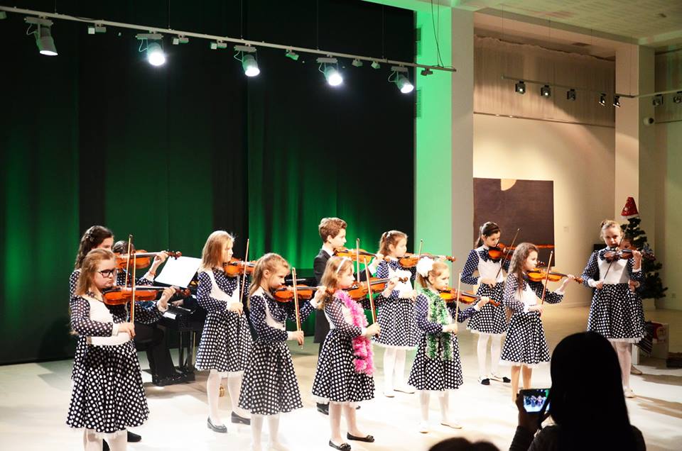 Музичний "Лист святому Миколаю" концертно-різдвяно "писали" юні музиканти в Ужгороді (ФОТО)
