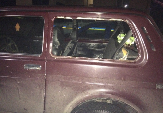 На Рахівщині п'яний чоловік ламав меблі, погрожував родині та поліції сокирою і вибив вікно в поліцейському авто
