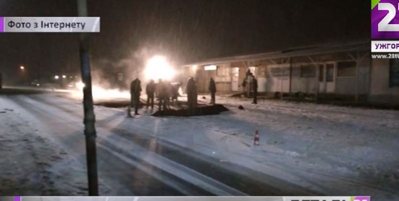 В Ужгороді під час снігопаду асфальт клали просто на снігову кашу (ВІДЕО)
