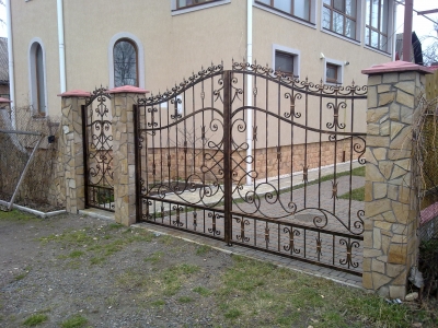 На Виноградівщині селянин викрав і здав на металобрухт 6-метрову ковану браму 