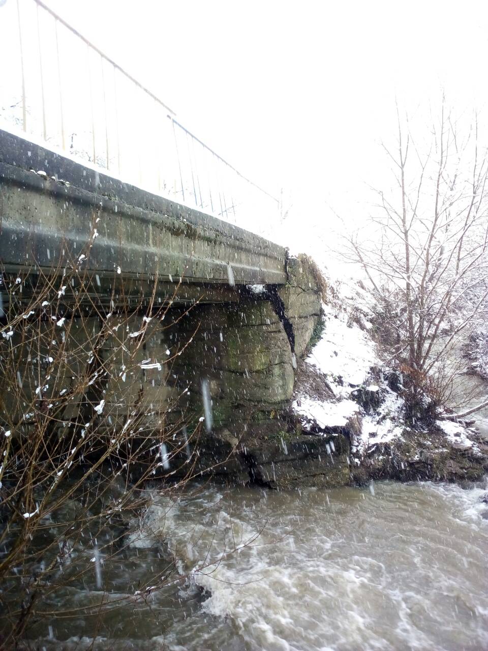 На Воловеччині паводкова хвиля пошкодила міст через Латорицю (ФОТО)